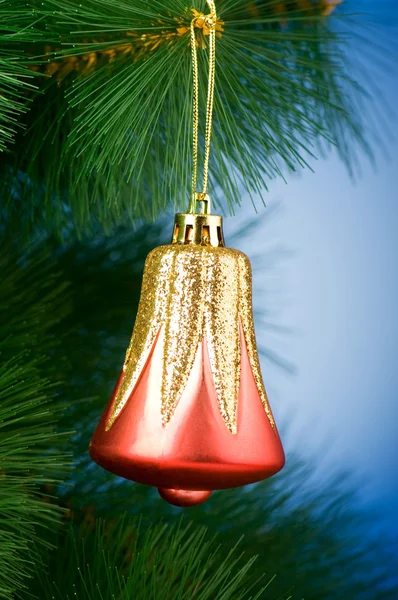Рождественское украшение на елке - праздничная концепция — стоковое фото