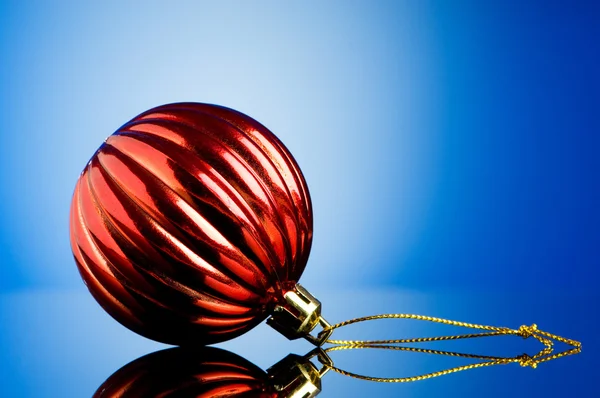 Yansıtıcı arka planda - tatil konsantrasyon Noel dekorasyon — Stok fotoğraf