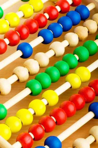 Έννοια της εκπαίδευσης - άβακας με πολλές πολύχρωμες χάντρες — Φωτογραφία Αρχείου