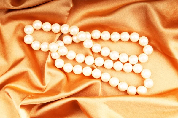 Перлове намисто на яскравому атласному фоні — стокове фото