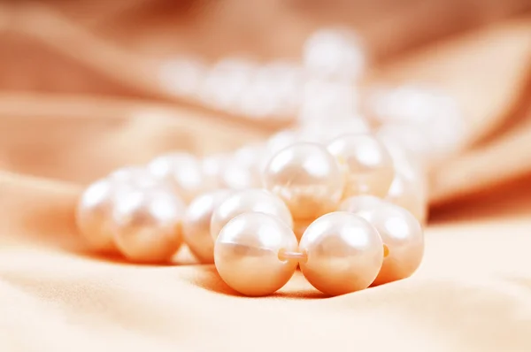 Collier Perles Sur Fond Satiné Brillant — Photo