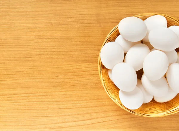 Många vita ägg i tabellen trä — Stockfoto