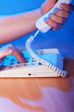 Karanlıkta telefon düğmesi çevirme eller