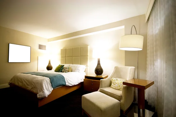 Двоспальне Ліжко Сучасній Інтер Єрній Кімнаті — стокове фото