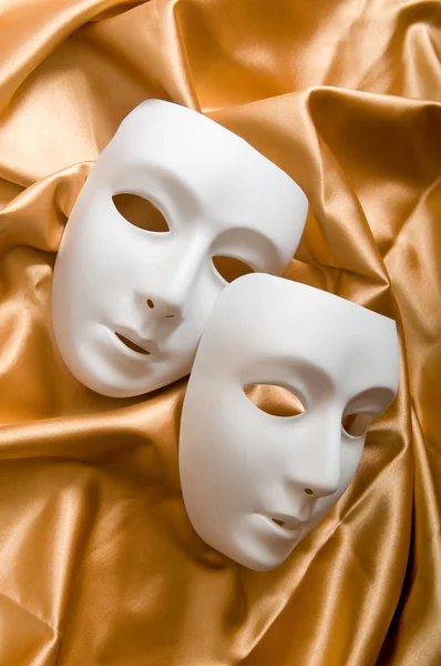 Concepto de teatro con las máscaras de plástico blanco — Foto de Stock