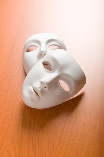 Teaterkoncept med vita plastmasker — Stockfoto