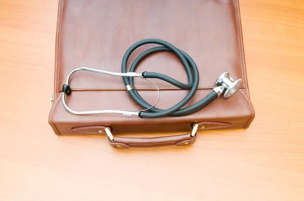 Doctor's geval met stethoscoop tegen houten achtergrond — Stockfoto