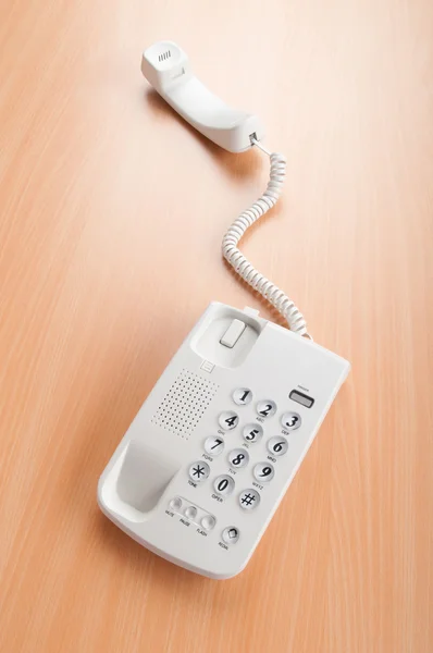 Witte kantoor telefoon op de vlakke ondergrond — Stockfoto
