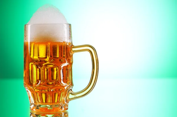 Copos de cerveja contra o fundo gradiente colorido — Fotografia de Stock