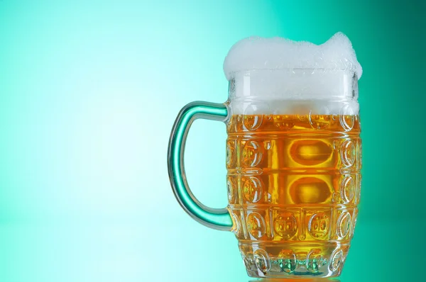 Szklanki piwa przed kolorowe tło gradientowe — Zdjęcie stockowe