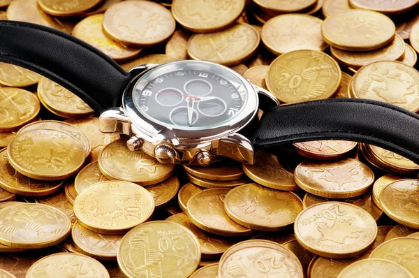 El tiempo es concepto de dinero con reloj y monedas — Foto de Stock