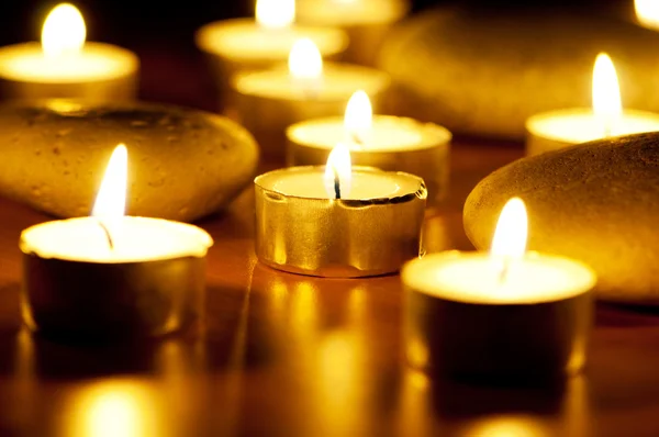 Brandende Kaarsen Kiezelstenen Voor Aromatherapie Sessie — Stockfoto
