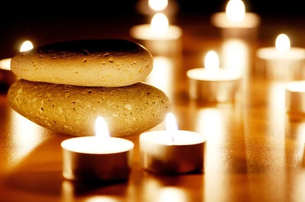 Brûler des bougies et des cailloux pour une séance d'aromathérapie — Photo