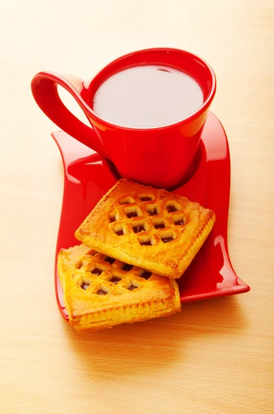 テーブルの上でお茶と新鮮なクッキーのカップ — ストック写真