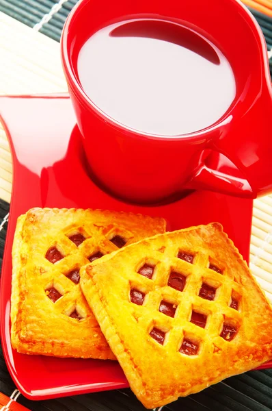 En kopp te och färska kakor på bordet — Stockfoto