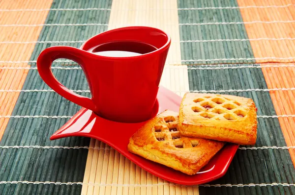 Tazza di tè e biscotti freschi in tavola — Foto Stock