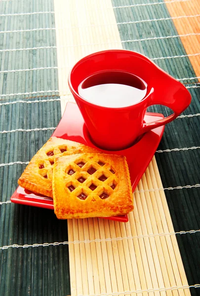 Tasse Tee und frische Kekse auf dem Tisch — Stockfoto