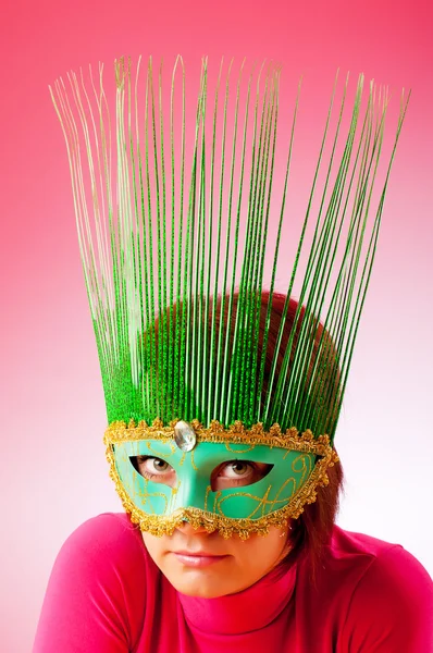 Attraktive Frau Posiert Der Stylischen Maske — Stockfoto