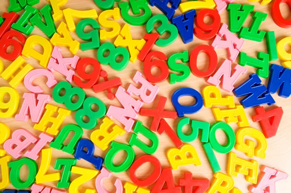 Letras e dígitos para crianças na mesa — Fotografia de Stock