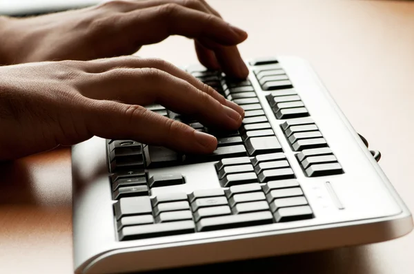 銀のキーボードに取り組んでいる つの手 — ストック写真