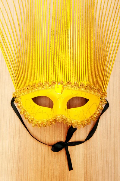 Прикрашені маски ізольовані на дерев'яному фоні — стокове фото