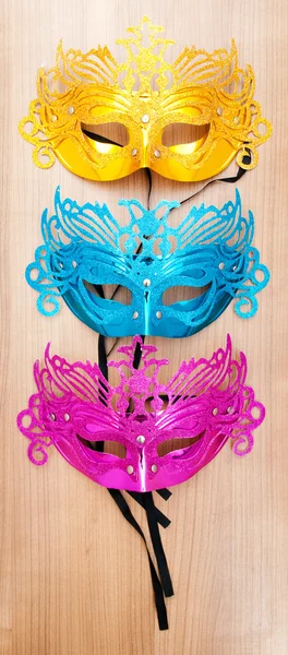 Máscaras Ornamentadas Isoladas Fundo Madeira — Fotografia de Stock