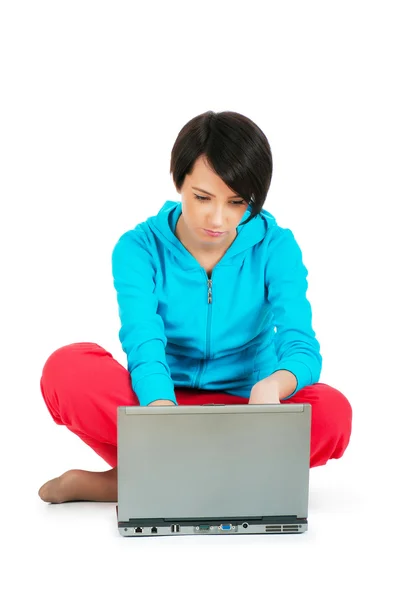 笔记本电脑上白色隔离工作的年轻女孩 — 图库照片