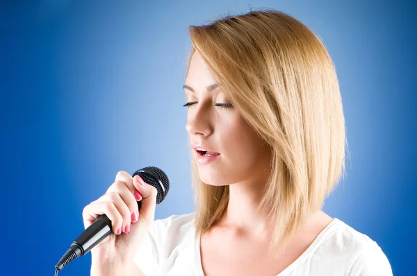 Girl Singing Microphone Gradient Background — Stock Photo, Image