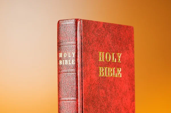 Libri biblici sullo sfondo colorato del gradiente — Foto Stock