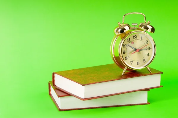 Terug naar school concept met boeken en klok — Stockfoto