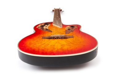 Beyaz arka plan üzerinde izole müzik gitar
