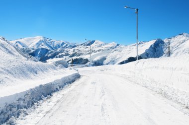 kış günü kar yola