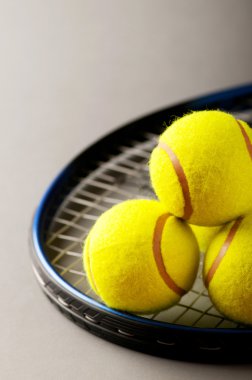 Tenis raket ve topları konseptiyle