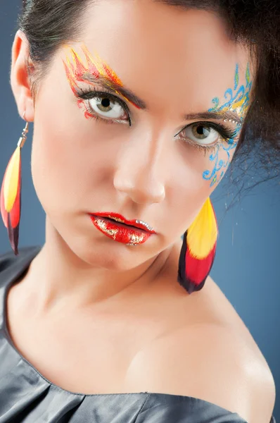 Привлекательная женщина со стильным макияжем — стоковое фото