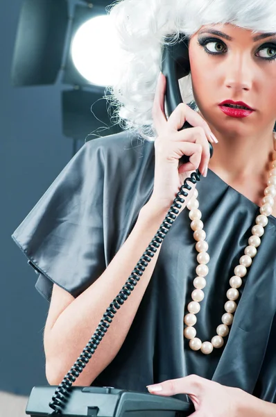 Attraktiv kvinna talar i telefon — Stockfoto