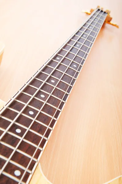 Музыкальная концепция с деревянной гитарой — стоковое фото