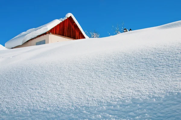 Haus am Wintertag — Stockfoto