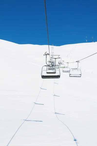 Καρέκλες για σκι τη φωτεινή χειμωνιάτικη μέρα — Φωτογραφία Αρχείου