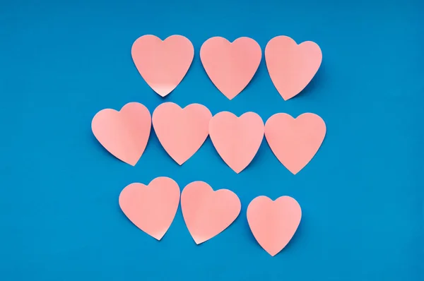 Note appiccicose a forma di cuore sullo sfondo — Foto Stock