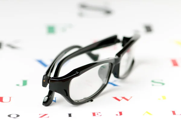 Optické čtecí brýle na zrak stůl — Stock fotografie