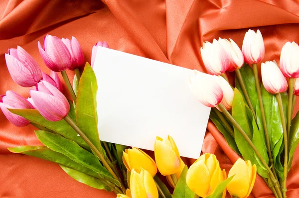 缎子背景上的信封和花朵 — 图库照片