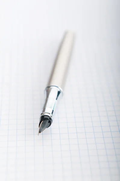 Fechar a caneta sobre o papel — Fotografia de Stock