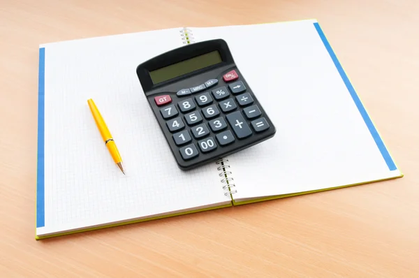 Concepto de negocio con bloc de notas y calculadora —  Fotos de Stock