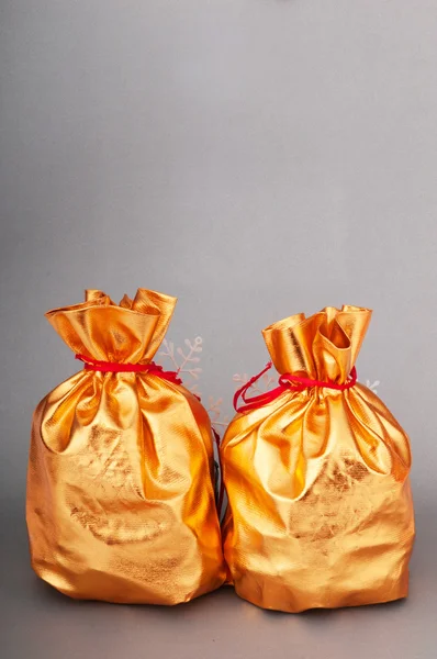 Arany zsákok tele van valami jó — Stock Fotó