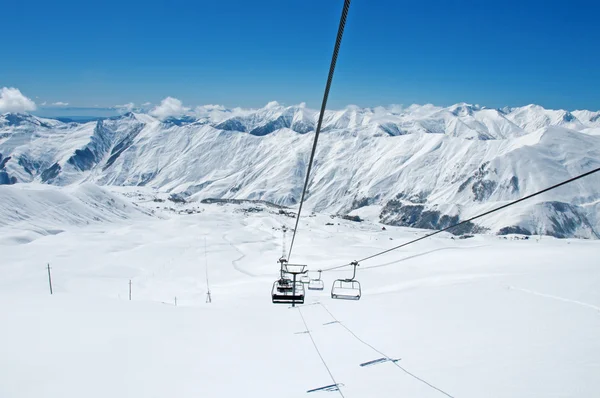 Cadeiras de elevador de esqui no dia de inverno brilhante — Fotografia de Stock