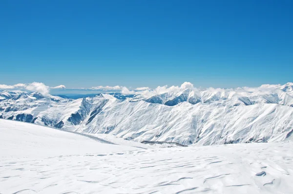 Hoge bergen onder sneeuw in de winter — Stockfoto