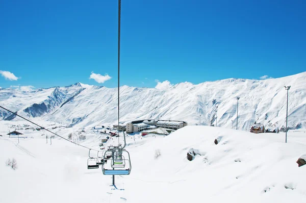 Ski lift stoelen op heldere winterdag — Stockfoto