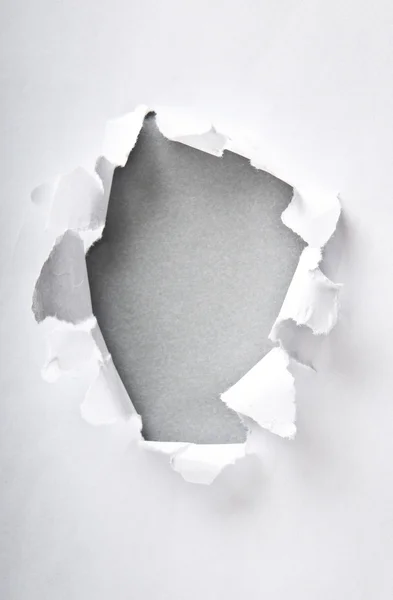 Dziura w papierze z rozdartymi bokami — Zdjęcie stockowe