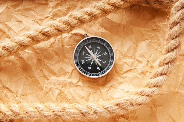 Kompass och rep i resor och äventyr koncept — Stockfoto