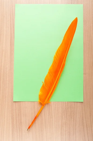 Бумага и перо в винтажной концепции письма — стоковое фото
